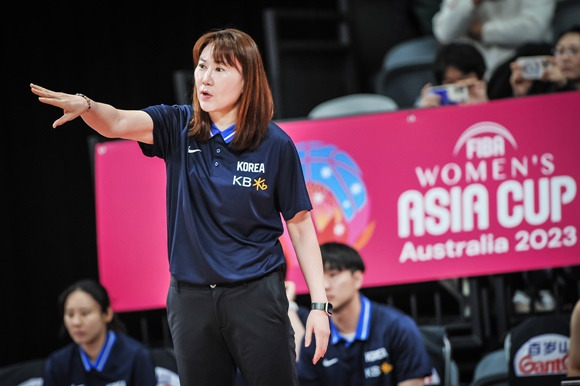 국제농구연맹(FIBA) 아시아컵 4강에 실패하며 2024 파리 올림픽행 티켓을 놓친 한국 여자농구 대표팀이 최종 5위를 기록했다. 사진은 정선민 여자 농구대표팀 감독. /사진=대한민국농구협회