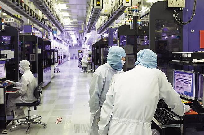 SK하이닉스 반도체 제조 라인 모습[SK하이닉스 제공]