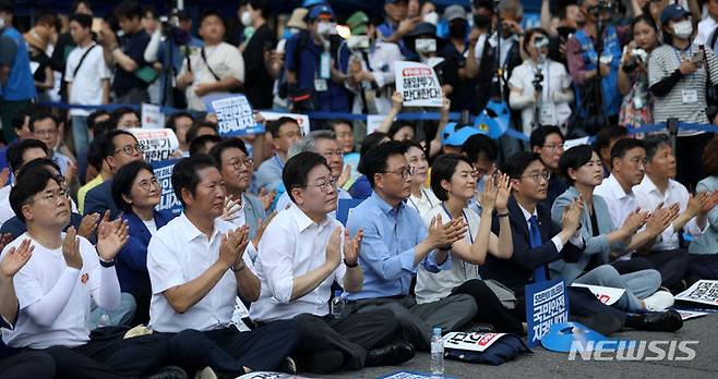 [서울=뉴시스] 김선웅 기자 = 더불어민주당 이재명 대표 등 당 지도부가 1일 서울 중구 세종대로에서 열린 범국민대회에서 일본의 후쿠시마 오염수 해양방류를 규탄하고 있다. 2023.07.01. mangusta@newsis.com