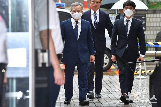 대장동 민간 개발업자들을 돕는 대가로 금품을 수수했다는 이른바 '50억 클럽' 의혹을 받는 박영수 전 특별검사가 29일 오전 서울 서초구 서울중앙지법에서 열린 영장실질심사에 출석하고 있다. 류영주 기자