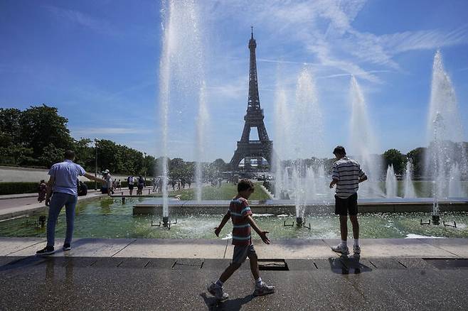 프랑스 파리 에펠탑 옆 분수에서 사람들이 더위를 식히는 모습 (AP=연합뉴스)
