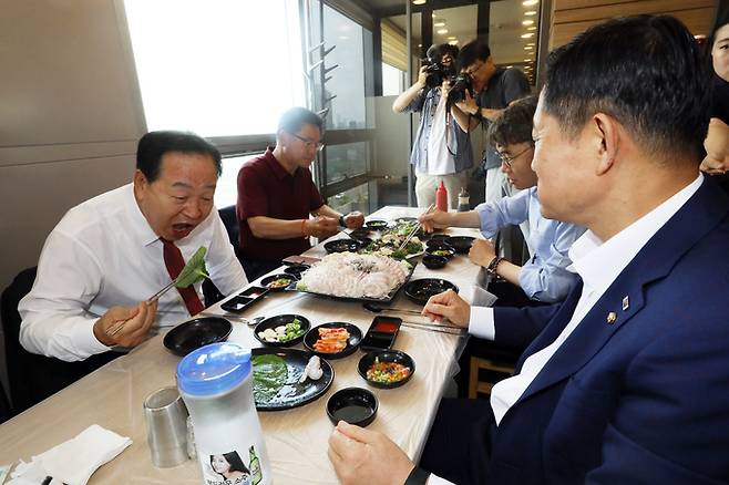 한기호 국회 국방위원회 위원장과 신원식 국민의힘 국방위 간사, 이헌승 위원이 지난달 28일 오후 서울 동작구 노량진수산시장을 찾아 수산물 오찬을 하고 있다. 뉴스1