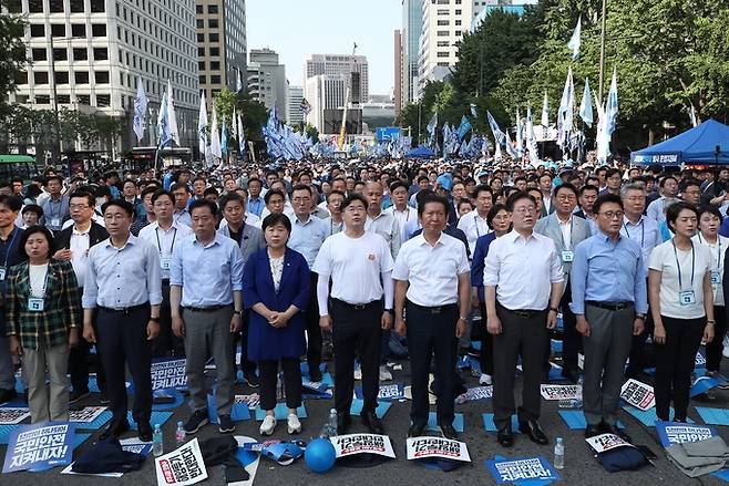 더불어민주당 이재명 대표와 박광온 원내대표 등 지도부가 1일 오후 서울 중구 세종대로 숭례문 앞에서 열린 ‘일본 후쿠시마 오염수 해양투기 규탄 범국민대회’에서 의원단, 당원, 지지자들과 함께 애국가를 제창하고 있다. 뉴스1