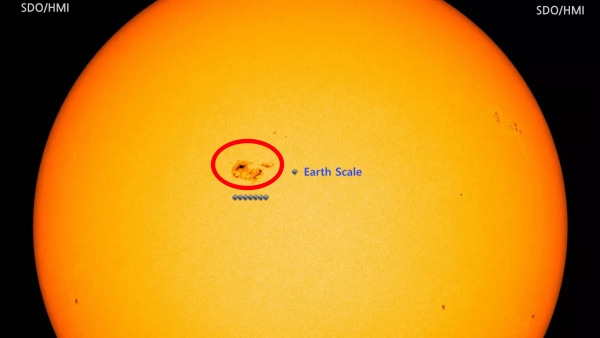 지구보다 7배 더 넓은 거대한 흑점 AR3354는 태양을 가로질러 육안으로 볼 수 있지만, 관찰자는 반드시 눈을 보호하는 장비를 착용해야 한다. (제공: NASA/ SDO/ 염범석)