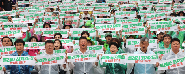 전국민주노동조합총연맹 관계자들이 지난 29일 세종시 정부세종청사 고용노동부 앞에서 '모두를 위한 최저임금 대폭인상, 비정규직 철폐'를 요구하는 결의 대회 모습. 연합뉴스