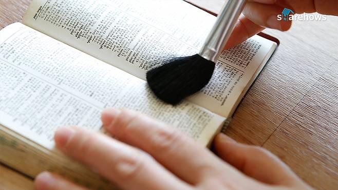 how-to-keep-your-books-neat 07