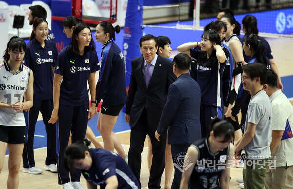 한국 여자배구팀 VNL 21연패를 한 가운데 대한배구협회 관계자들이 내빈들과 코트에 내려가 기념촬영를 하고 나오는 모습.  