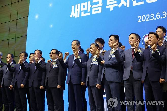 새만금 투자진흥지구 선포식에서 기념 촬영하는 한덕수 총리 (군산=연합뉴스) 김주형 기자 = 한덕수 국무총리가 30일 오후 전북 군산 새만금컨벤션센터에서 열린 새만금 투자진흥지구 지정 선포식에서 참석자들과 기념 촬영하고 있다. 2023.6.30 kjhpress@yna.co.kr