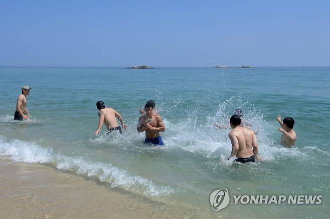 경포야! 무더위를 부탁해 (강릉=연합뉴스) 유형재 기자 = 강원 강릉에 연일 폭염이 계속되는 가운데 28일 경포해수욕장을 찾은 젊은이들이 시원한 바다에 뛰어들어 무더위를 식히고 있다.
    경포해수욕장은 7월 1일 개장하고 본격적인 피서객 맞이에 나선다. 2023.6.28 yoo21@yna.co.kr