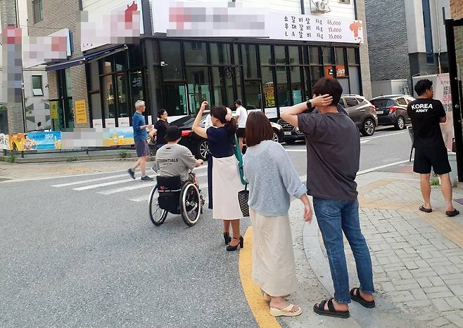 충주 호암지구에 전기 공급이 끊기자 거리로 나온 주민들 [독자 제공. 재판매 및 DB 금지]