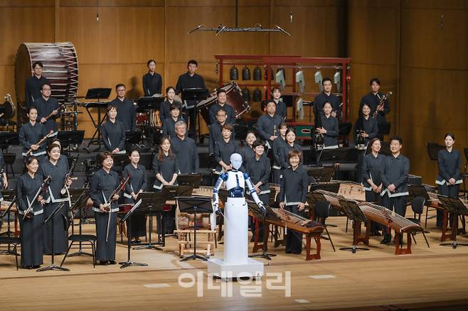 지난 30일 서울 중구 국립극장 해오름극장에서 열린 국립국악관현악단 관현악시리즈Ⅳ ‘부재’의 한 장면. 로봇 지휘자 ‘에버6’ 무대에 등장해 관객에게 인사하고 있다. (사진=국립극장)