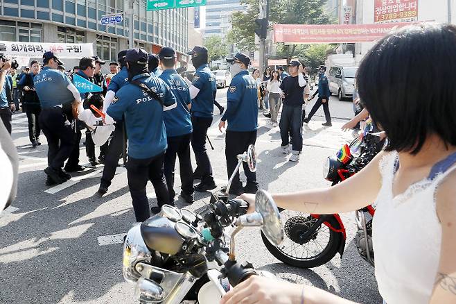 지난 1일 서울 중구 삼일대로 일대에서 ‘제24회 서울퀴어문화축제’ 참가자들이 행진을 시작하자 반(反)동성애 구호를 외치며 난입한 남성이 경찰에 의해 제지 당하고 있다.(사진=뉴스1)