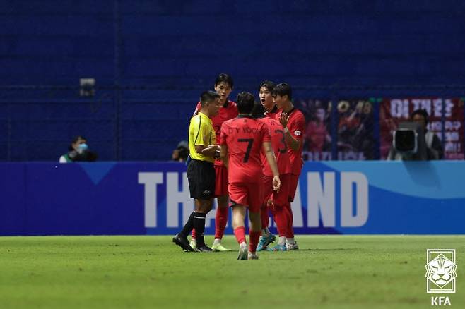 2일(현지시간) 태국 빠툼타니 스타디움에서 열린 아시아축구연맹(AFC) 17세 이하(U-17) 아시안컵 결승전 대한민국과 일본의 경기에서 대표팀 고종현 수비과정에서 경고 누적으로 퇴장 판정을 받자 선수들이 항의하고 있다. 사진=대한축구협회