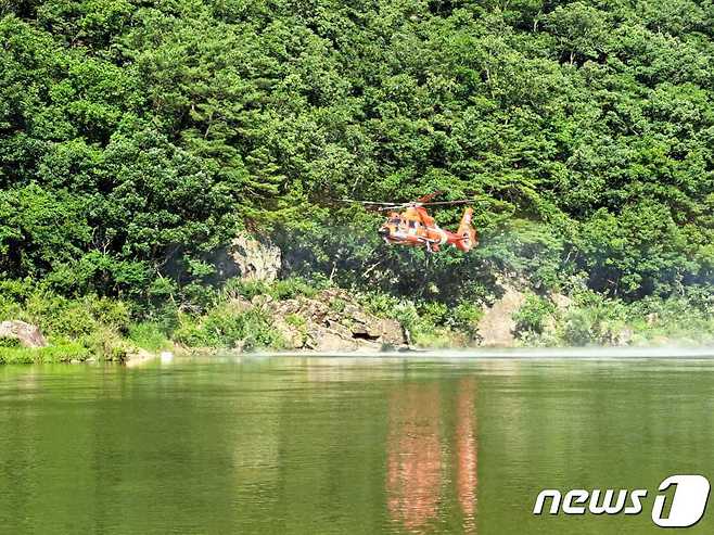 홍천강에 빠진 40대 여성을 수색하는 소방 당국.(강원도소방본부 제공)