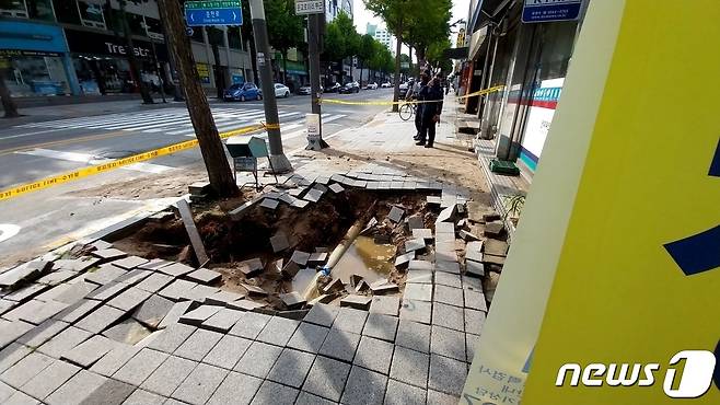 강원 춘천시 운교동 거리 수도관 파열 현장.(춘천시 제공)