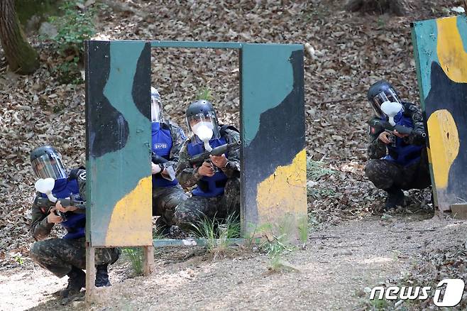 2일 오후 대구 육군 제50사단 예비군훈련장에서 달서구대대 예비군들이 시가지전투 훈련을 하고 있다. (사진은 기사 내용과 무관함) 2022.6.2/뉴스1 ⓒ News1 공정식 기자