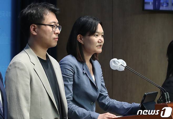 김남희 더불어민주당 김은경혁신위원회 대변인이 23일 오후 서울 여의도 국회 소통관에서 김은경혁신위원회 2차 회의 결과를 브리핑하고 있다. 왼쪽부터 윤형중 대변인, 김 대변인. 2023.6.23/뉴스1 ⓒ News1 임세영 기자