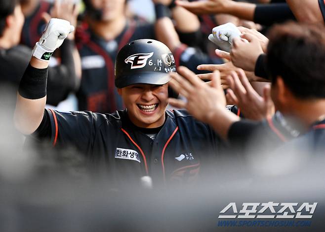 1일 대구 삼성전 5회초 3점 홈런을 때린 노시환. 더그아웃에서 동료들의 축하인사를 받고 있다. 대구=허상욱 기자 wook@sportschosun.com