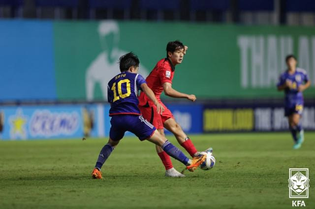 2일 태국 빠툼타니 스타디움에서 열린 아시아축구연맹(AFC) U-17 아시안컵 결승전 대한민국과 일본의 경기에서 후반 윤도영이 패스를 시도하고 있다. 대한축구협회 제공