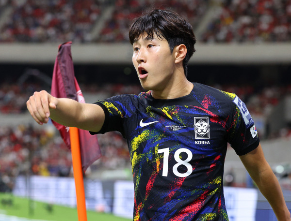 <yonhap photo-3837="">16일 부산 아시아드주경기장에서 열린 축구 국가대표팀 평가전 대한민국과 페루의 경기. 대표팀 이강인이 코너킥을 준비하고 있다. 연합뉴스</yonhap>