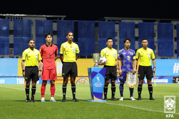 2023 AFC U-17 아시안컵 결승전 시작을 앞두고 기념 촬영을 하는 양 팀 주장과 심판들의 모습. 사진=대한축구협회