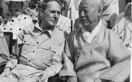1948년 8월 15일 서울 중앙청 광장에서 열린 대한민국 정부 수립 기념식에서 이승만 대통령(오른쪽)이 더글라스 맥아더 장군과 대화하고 있다. 사진 온라인이승만기념관