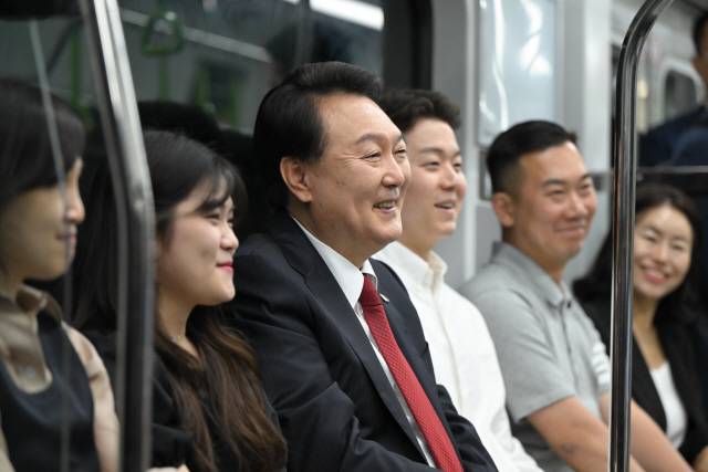 ▲ 윤석열 대통령이 30일 서해선 대곡-소사 복선전철 개통 기념식에 참석하기 전 부천 원종역에서 고양 대곡역 구간까지 전동차를 시승하고 있다. 2023.6.30 연합뉴스