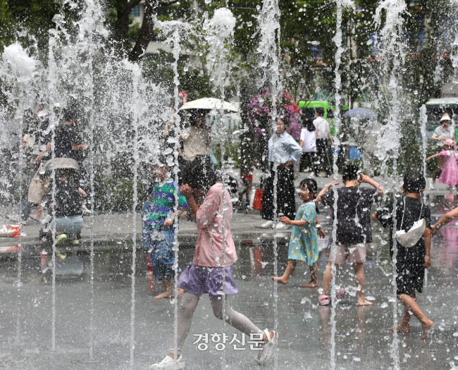 서울 낮 최고기온이 28도까지 오르는 등 전국이 초여름 날씨를 보인 지난달 4일 아이들이 서울 광화문광장 바닥분수에 뛰어들어 더위를 식히고 있다. 강윤중 기자