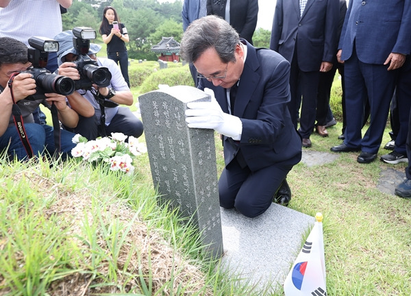 이낙연 전 더불어민주당 대표가 2일 광주 북구 국립 5·18 민주묘역을 참배하고 있다. 연합뉴스