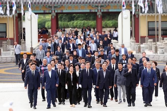 더불어민주당 이낙연 전 대표가 2일 오전 광주 북구 국립 5·18 민주묘지를 방문해 참배단으로 향하고 있다 / 사진 = 연합뉴스