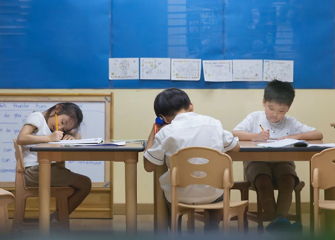 학원에서 공부하고 있는 아이들. /사진=CNN