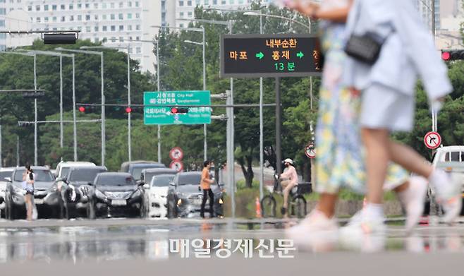 낮 최고 기온 34도로 전국에 폭염 위기경보가 ‘경계’ 수준을 보인 2일  오후 서울 여의도에서는 햇볕에 달궈진 아스팔트 도로 위로 강한 열기가 피어오르고 있다.2023.07.02[이충우기자]