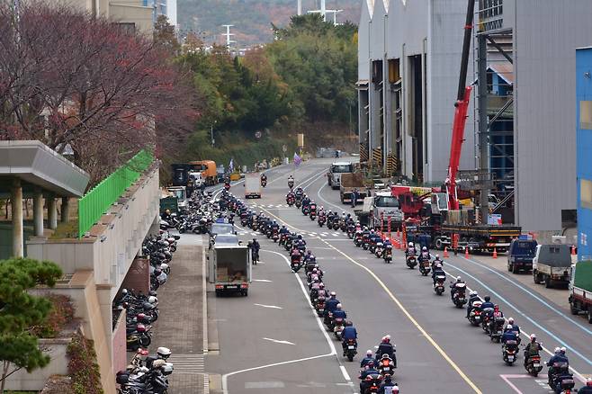 지난해 11월 HD현대중공업 노조원들이 오토바위 시위를 진행하는 모습 [HD현대중공업 노조 홈페이지 캡처]