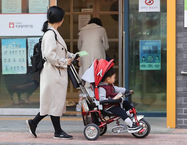 서울 시내 한 어린이집에서 어린이가 엄마와 함께 등원하고 있다.[연합]