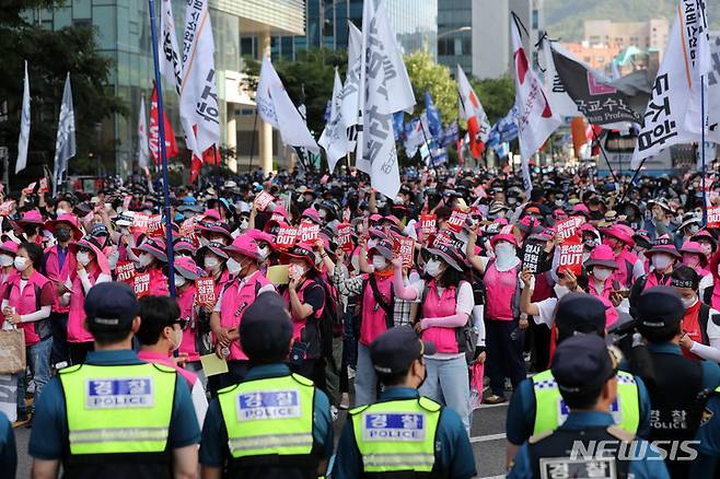 [서울=뉴시스] 김선웅 기자 = 민주노총 조합원들이 지난달 17일 서울 중구 세종대로 일대에서 윤석열 정부 규탄 및 故 양회동 조합원 추모 집회를 마친 뒤 고인의 빈소가 마련된 서울대병원 장례식장 방면으로 행진을 하고 있다. 2023.05.17. mangusta@newsis.com