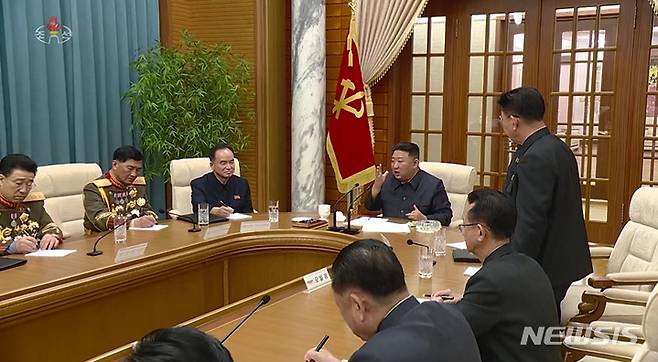 [서울=뉴시스] 북한의 김정은 국무위원장이 조선노동당 중앙군사위원회를 직접 주재하며 한미연합훈련(FS·자유의방패)을 경계한 도발에 나설 수 있음을 암시했다. 북한 조선중앙TV는 12일 '조선노동당 중앙군사위원회 제8기 제5차 확대회의'가 진행됐다고 보도했다. (사진=조선중앙TV 캡처)2023.03.12. photo@newsis.com