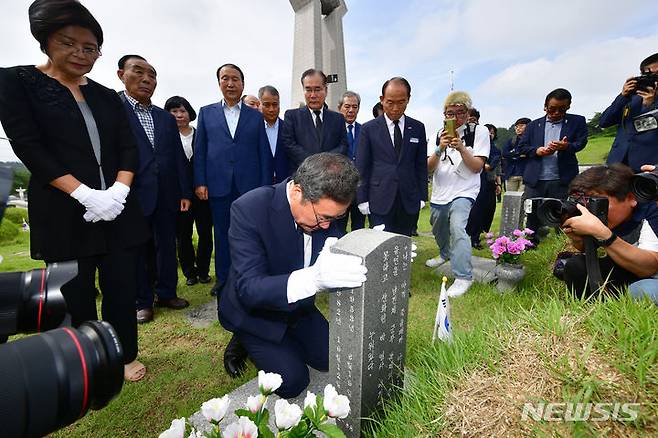 [광주=뉴시스] 이영주 기자 = 이낙연 전 더불어민주당 대표가 2일 오전 광주 북구 운정동 국립5·18민주묘지 고 박관현 열사 묘소를 찾아 참배하고 있다. 2023.07.02. leeyj2578@newsis.com