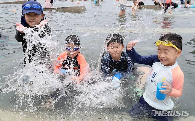 [서울=뉴시스] 이영환 기자 = 무더위가 기승을 부린 2일 오후 서울 여의도 한강공원 물빛광장을 찾은 어린이들이 물놀이를 하고 있다. 2023.07.02. 20hwan@newsis.com