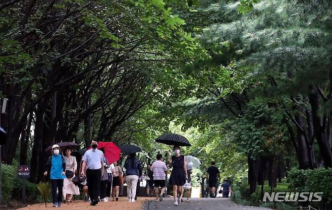 [서울=뉴시스] 서울 마포구 경의선숲길에서 시민들이 우산을 쓰고 출근길 발걸음을 재촉하고 있다. (사진=뉴시스 DB). photo@newsis.com