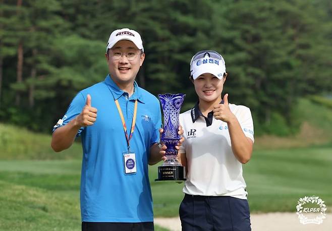 [서울=뉴시스]고지우 맥콜모나용평오픈withSBSGOLF FR 우승트로피. 2023.07.02. (사진=KLPGA 제공)  *재판매 및 DB 금지