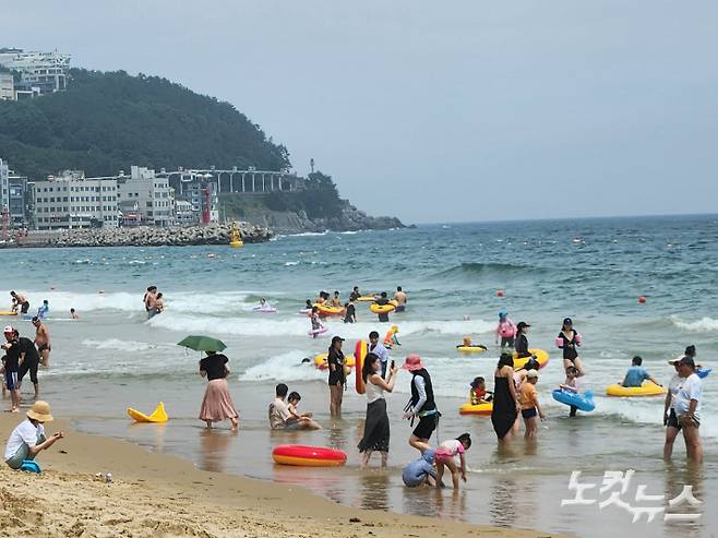 2일 오후 부산 해운대해수욕장을 찾은 피서객들이 물놀이를 즐기고 있다. 정혜린 기자