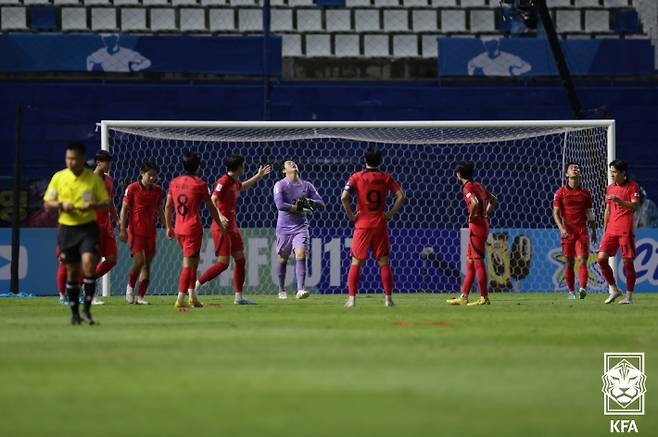 실점 후 아쉬워하는 한국 U-17 축구 대표팀. 대한축구협회