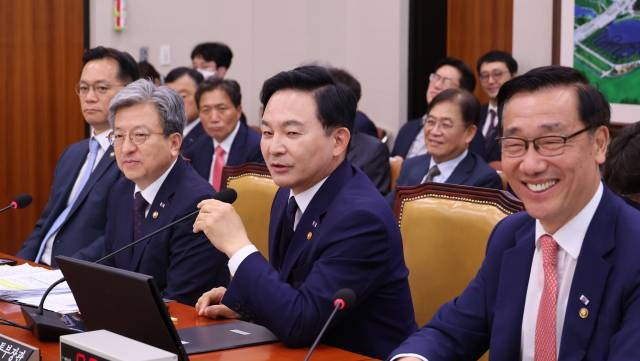원희룡 국토교통부 장관이 지난달 29일 오전 서울 여의도 국회에서 열린 국토교통위 전체회의에서 의원들의 자료 요청에 답변하고 있다. 연합뉴스