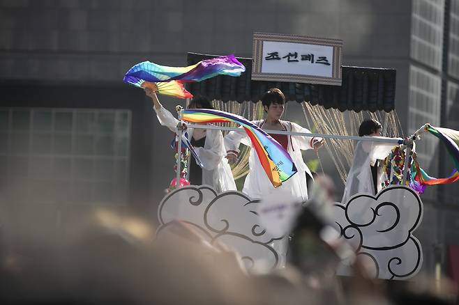 서울퀴어문화축제에서 열린 퍼레이드에서 '조선레즈'팀이 공연을 펼치고 있다. ⓒ시사IN 이명익