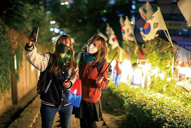 관광객들이 대구 중구 근대골목투어 제2코스인 청라언덕을 오르고 있다. ⓒ대구시 중구