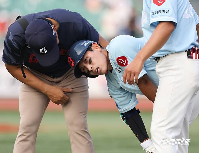 ▲ 고통을 호소하는 황성빈 ⓒ 롯데 자이언츠