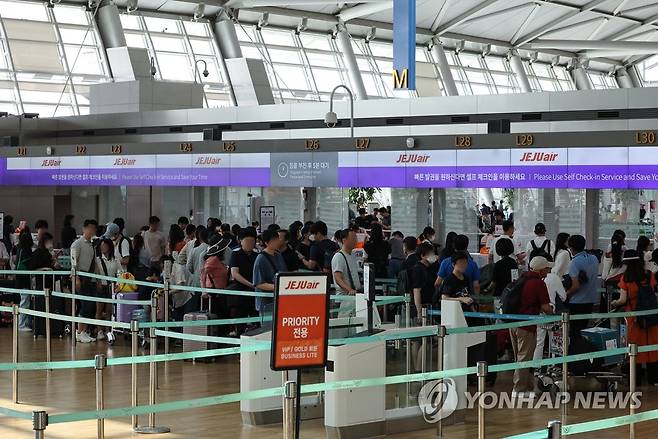 붐비는 인천국제공항 탑승수속대 지난달 22일 촬영. [연합뉴스 자료사진]