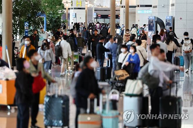 붐비는 인천국제공항 출국장 지난 4월 27일 촬영 [연합뉴스 자료사진]