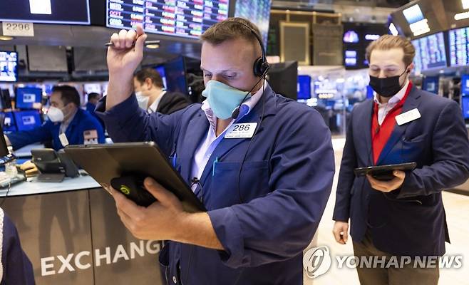 미국 뉴욕증권거래소(NYSE)에서 업무를 보는 트레이더들 연합뉴스 자료사진