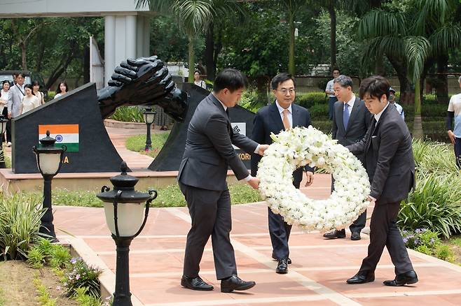 한국·인도 우호공원' 헌화하는 김동연 경기지사 (뉴델리=연합뉴스) 경기도 대표단을 이끌고 인도를 방문한 김동연 경기도지사가 2일(현지시간) 뉴델리에 있는 '한국-인도 우호공원'을 방문해 헌화하고 있다. 2023.7.2 [경기도 제공. 재판매 및 DB 금지]
ktkim@yna.co.kr(끝)